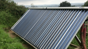 panneaux solaires thermiques posés sur structure bois et fondation en pieux de bois