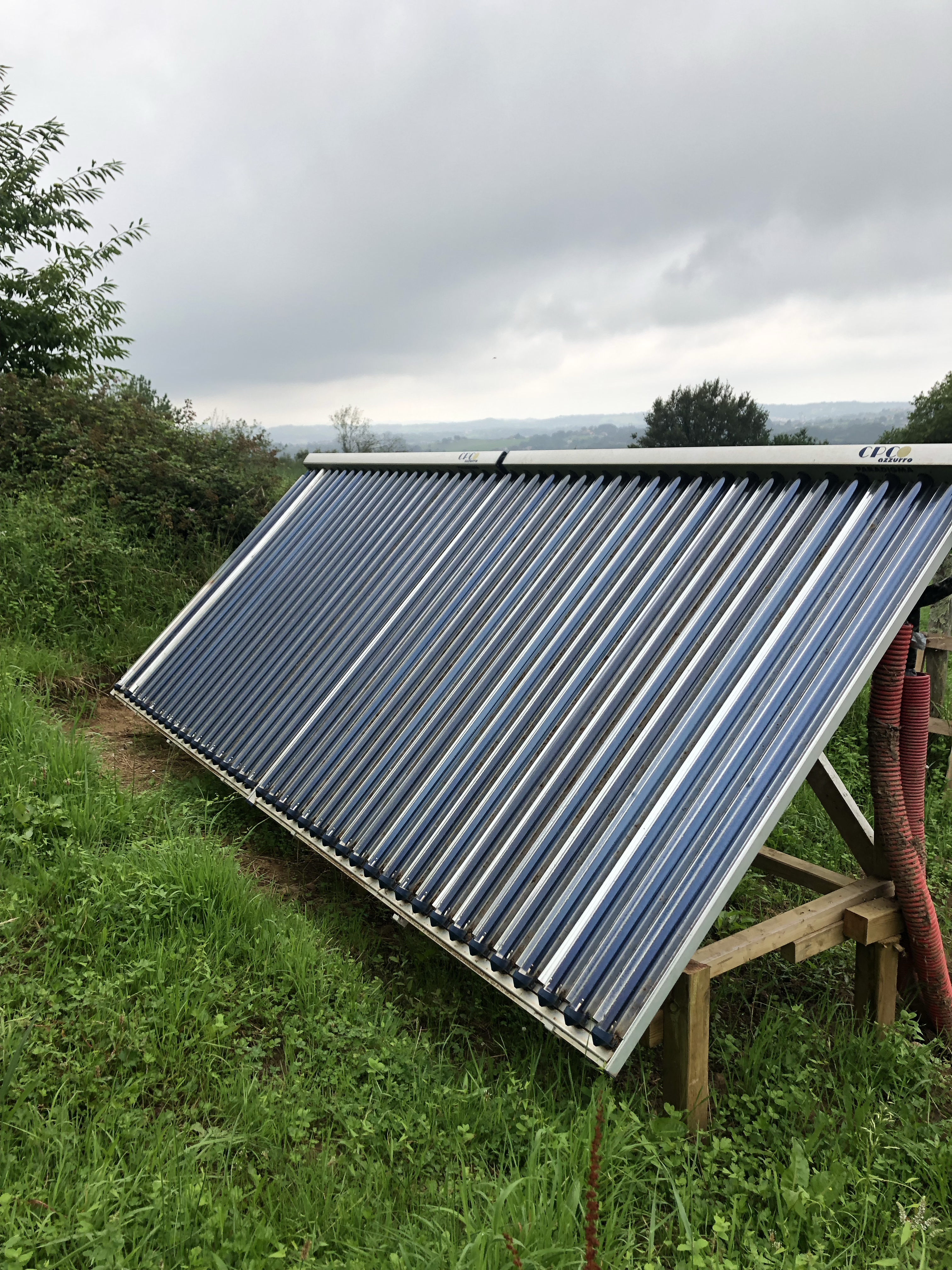 panneaux solaires thermiques posés sur structure bois et fondation en pieux de bois